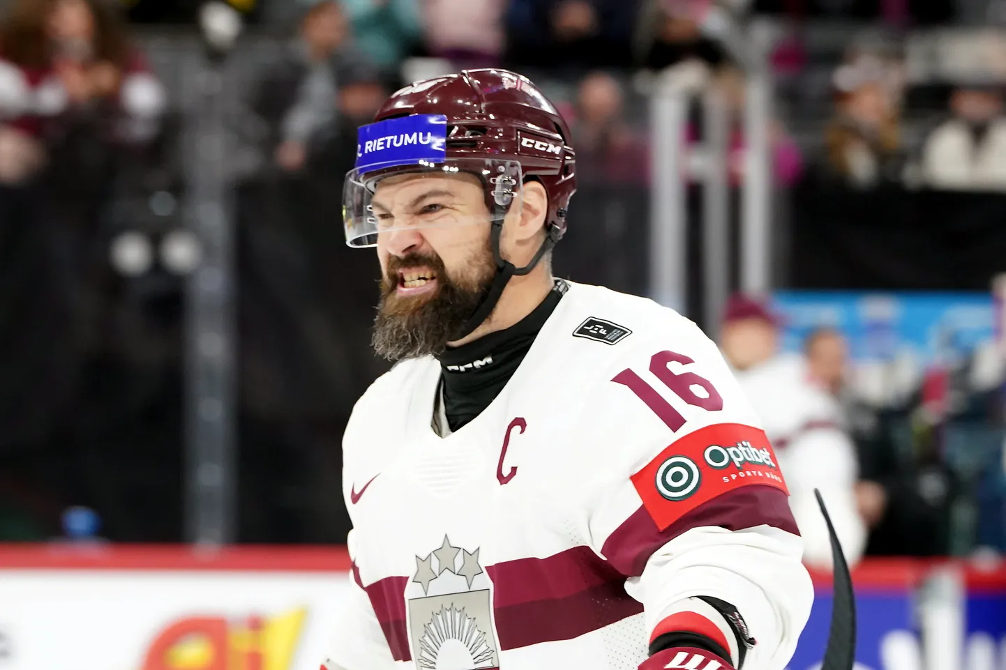 Latvijas hokeja izlases spēlētājs Kaspars Daugaviņš