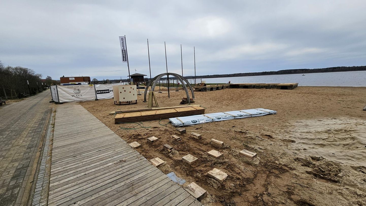 Keskkonnaamet ei ole peatanud rannabaari ehitustöid Tamula rannas. Selline pilt valitses ehitusplatsil esmaspäeva lõuna ajal.