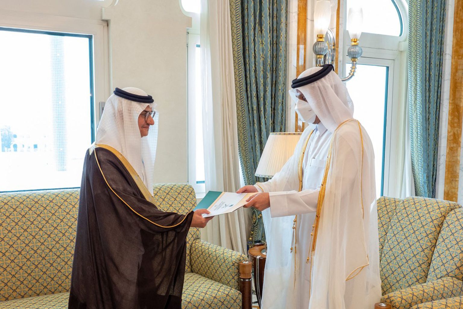 Katari välisminister šeik Mohammed bin Abdulrahman Al-Thani võtab vastu Saudi Araabia saadiku prints Mansour bin Khalid bin Farhan Al-Saudi volikirjad.