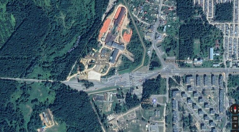 Google Mapsi fotol on hästi näha pääsla, kustkaudu Sarovi linna lubatakse.