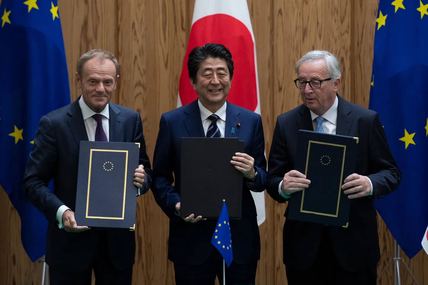 Euroopa Liidu Ülemkogu eesistuja Donald Tusk (vasakult), Jaapani peaminister Shinzo Abe ja Euroopa Komisjoni president Jean-Claude Juncker allkirjastasid ELi ja Jaapani vabakaubandusleppe täna Tokyos.