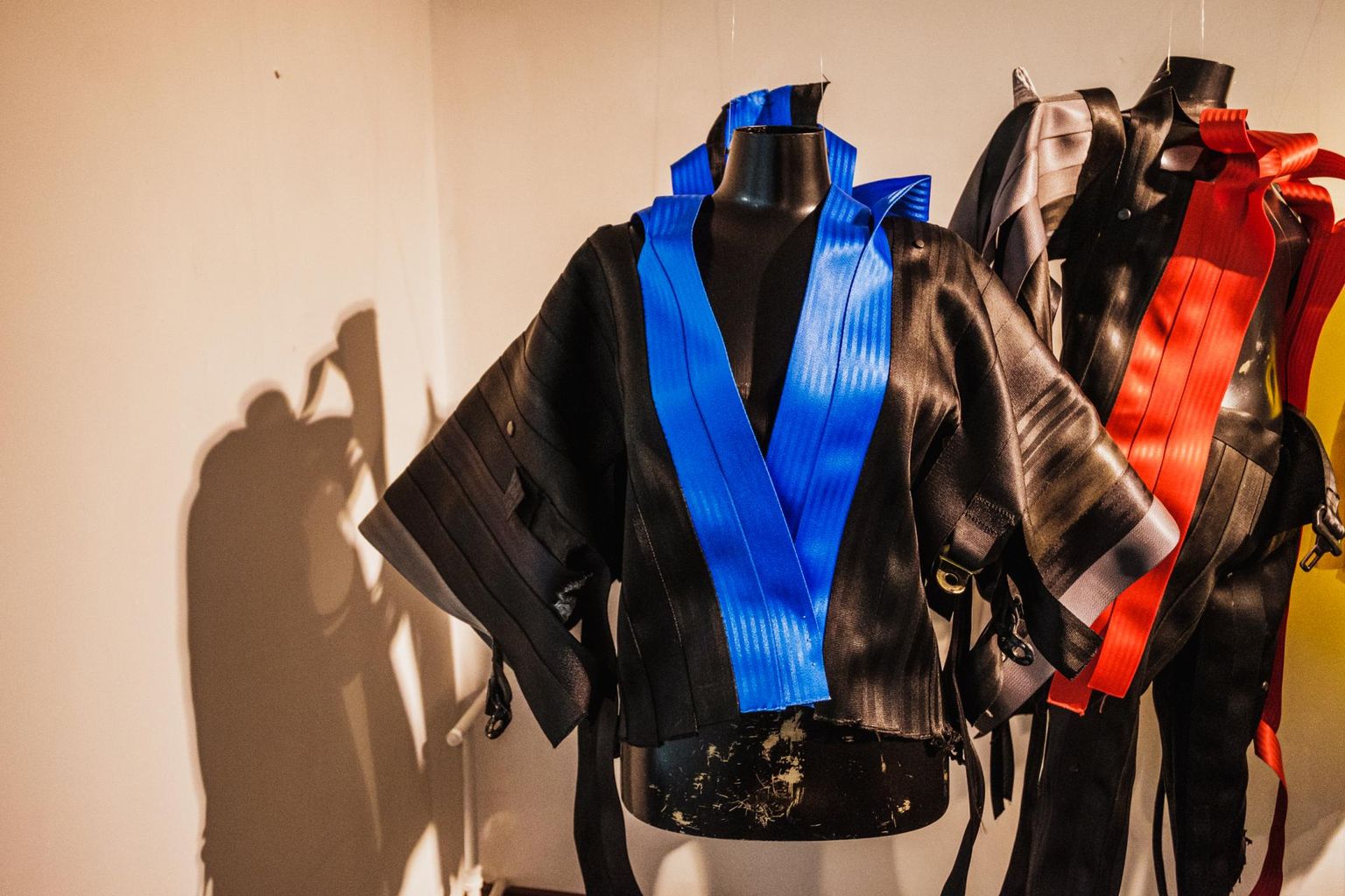 Tekstiilikunstniku ja disaineri Annika Kiidroni jakkidest, kleitidest ja pükskostüümidest koosnev minikollektsioon “Buckle up!” valmis vanadest ja uutest turvavöödest.