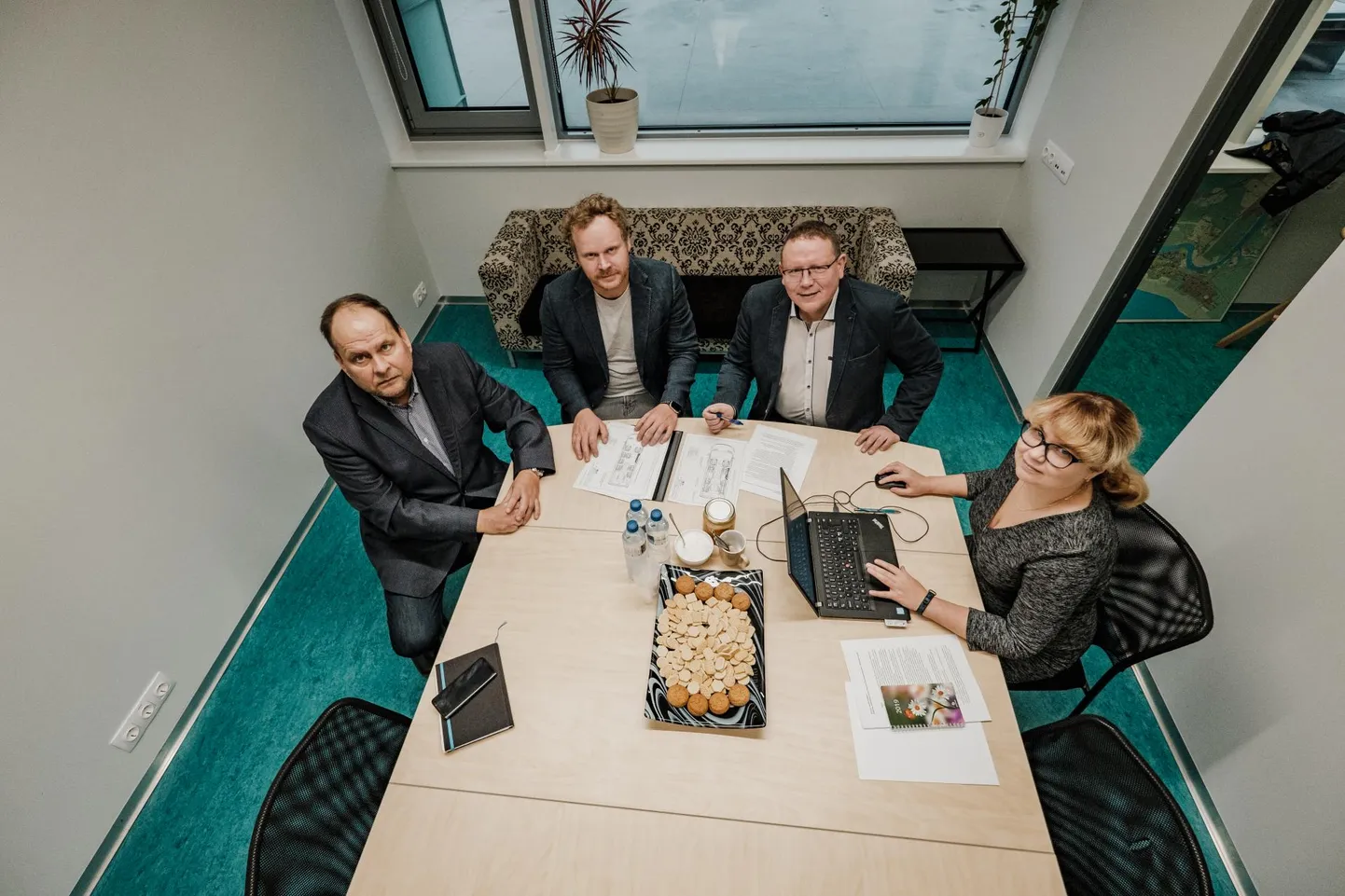 Eilsel koosolekul arutasid (vasakult) Silwi Autoehituse müügijuht Vahur Velvelt, ettevõtte juhatuse esimees Märt Tõnumaa, PÜTKi juhataja Andrus Kärpuk ja sotsiaaltranspordi projektijuht Külliki Kübar täpsemalt kuue sotsiaaltranspordiks kohandatava sõiduki üle.