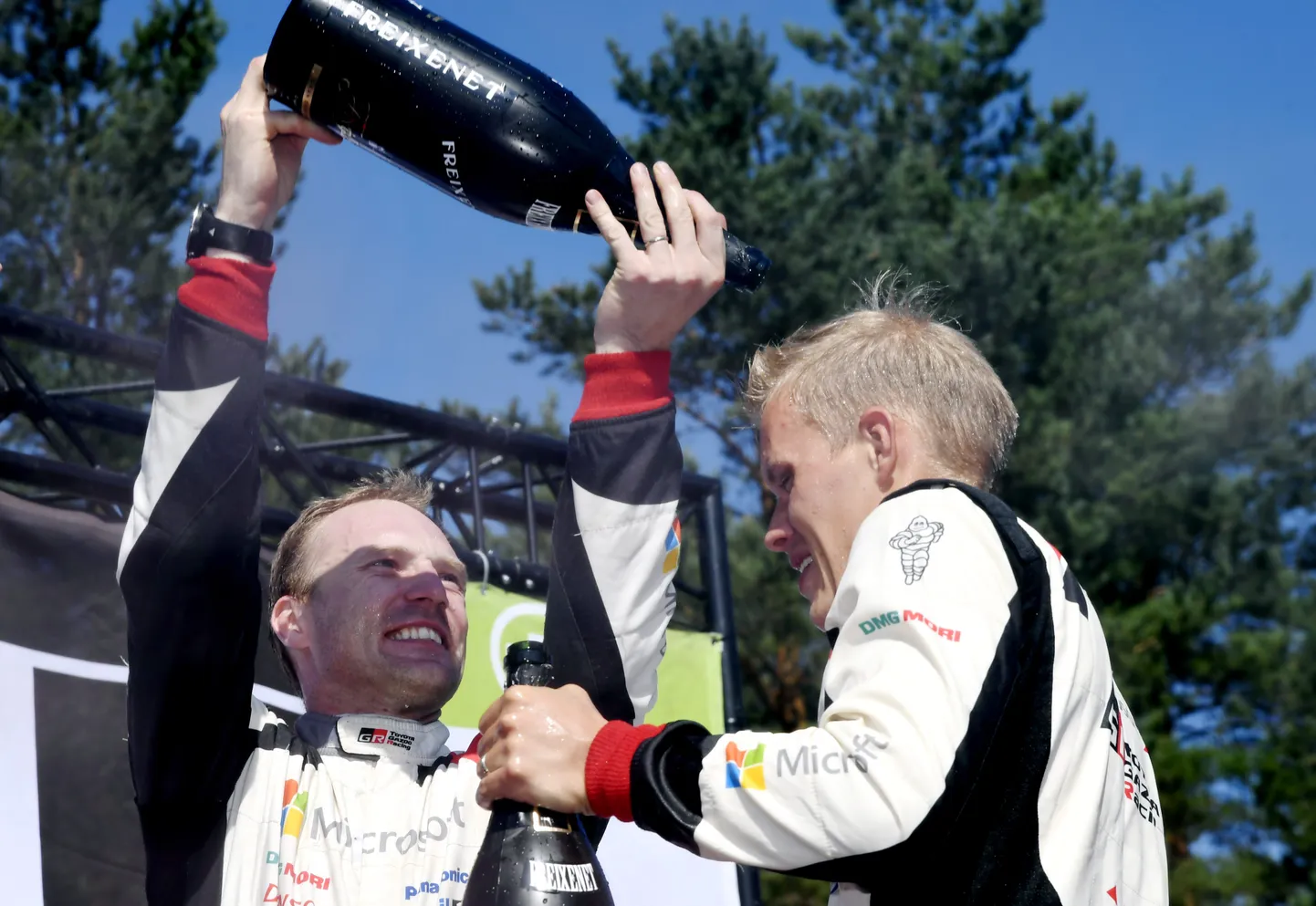 Jari-Matti Latvala (vasakul) ja Ott Tänak 2018. aastal Soome MM-ralli poodiumil. Eestlane oli võidumees, soomlane seisis pjedestaali kolmandal astmel.