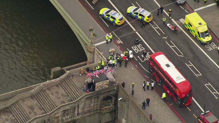 Politsei ja parameedikud pärast rünnakut Westminsteri sillal / Reuters/AFP/AP/SCANPIX