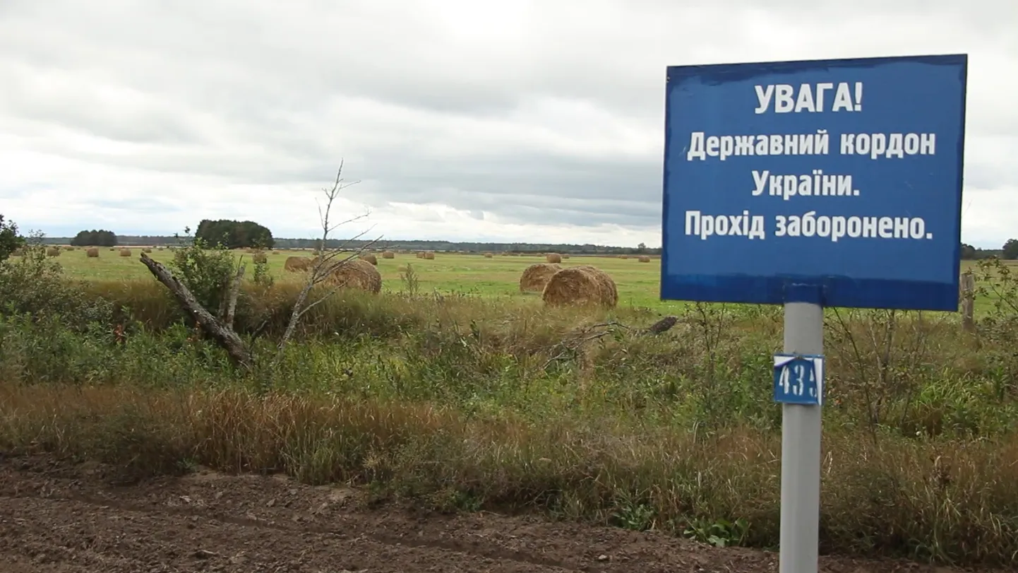 Сотни тысяч мужчин в Украине встали перед дилеммой: либо работать за копейки, либо идти в Вооруженные силы. Выезд за границу закрыт, но коррупция предлагает варианты.
