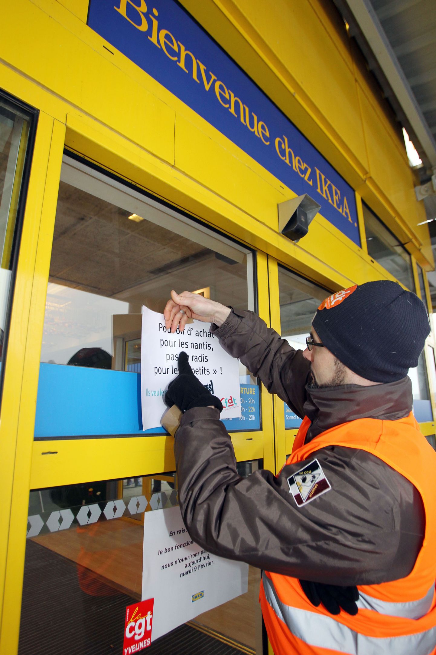 Ikea töötaja paneb Pariisi lähedal Plaisiris asuva poe uksele silti streigi kohta