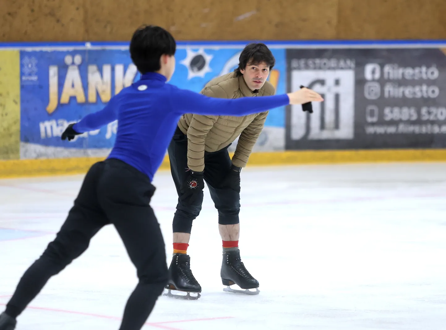 Kahekordne iluuisutamise maailmameister Stéphane Lambiel treenib kümne päeva vältel Šveitsi noori Lõunakeskuse Astri Arenal, et sportlasi uute olukordadega harjutada.