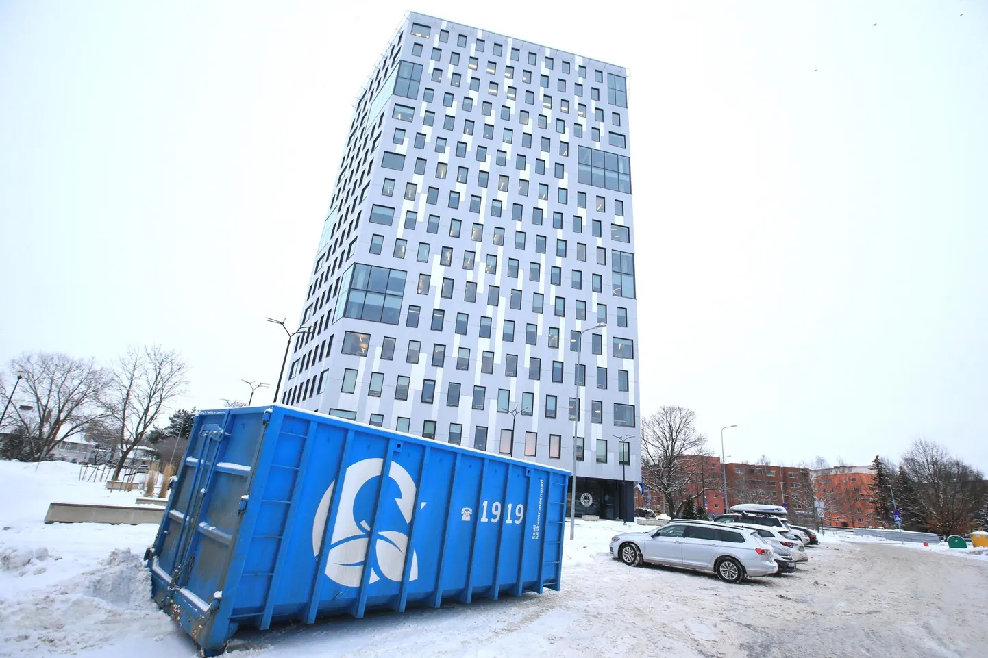 Eile seati Paju tänaval bürootorni lähistel parklas paika suur konteiner, kuhu võib tasuta viia jõulukuuski.