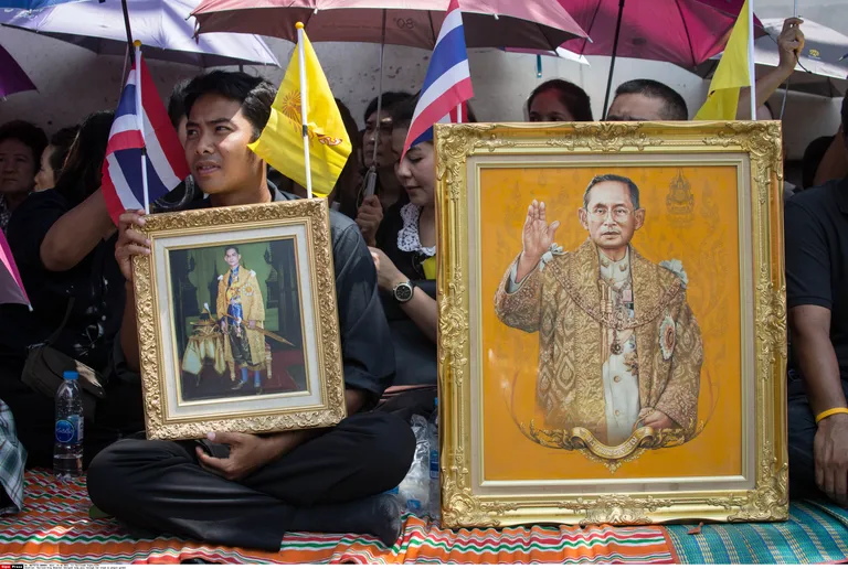 Tailased leinamas kuingas Bhumibol Adulyadejd