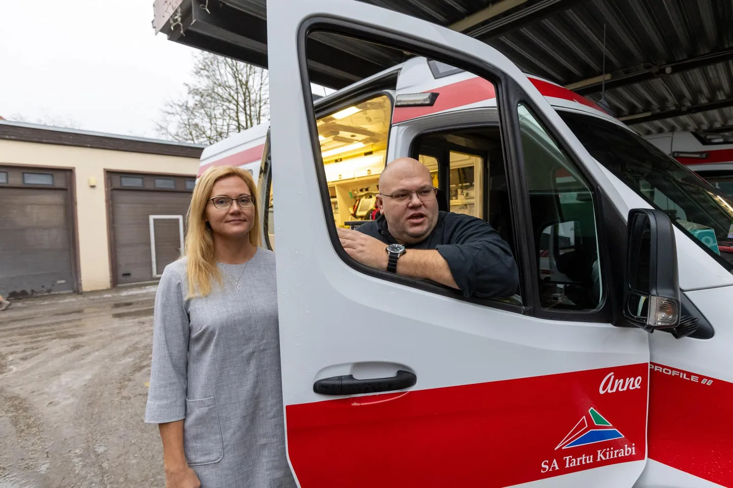 Tartu kiirabi juhid Lauri Kõrgvee ja Tuuli Paju leiavad, et ummikseisu lahendamiseks võiks kohustusliku vastutuskindlustuse seaduse jõustumise edasi lükata või kehtestada mõistlik üleminekuaeg.