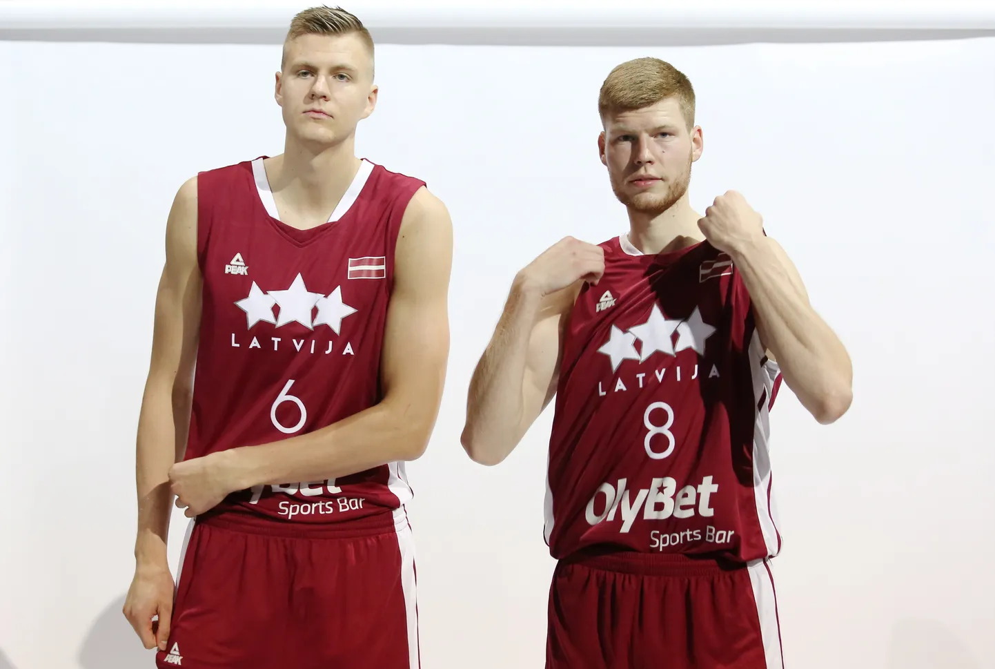 Kristaps Porziņģis (no kreisās) un Dāvis Bertāns