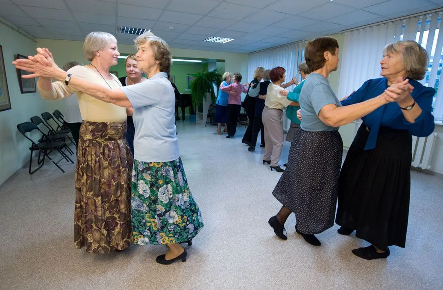 Kristiine linnaosa sotsiaalkeskuses tantsimas käivad prouad sedastavad eduka poliitiku ABC: tuleb olla usin, kasin ja puhta kuuega, tuleb tuua lilli ja leida aega pensionäridega suhtlemiseks.