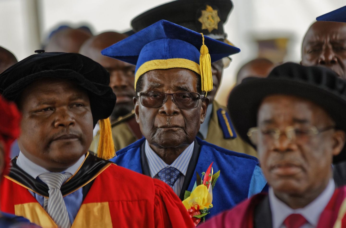 Ennast koduarestist väljavõidelnud Mugabe täna Harare ülikooli lõputseremoonial.