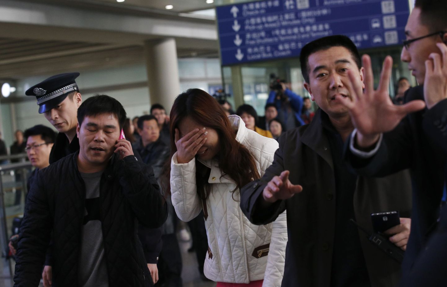 Pekingi lennujaamas ootasid kaduma läinud Malaysia Airlinesi lennuki pardal olevaid inimesi nende sugulased ja tuttavad.