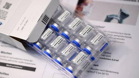 Великобритания официально одобрила применение COVID-вакцины Johnson & Johnson