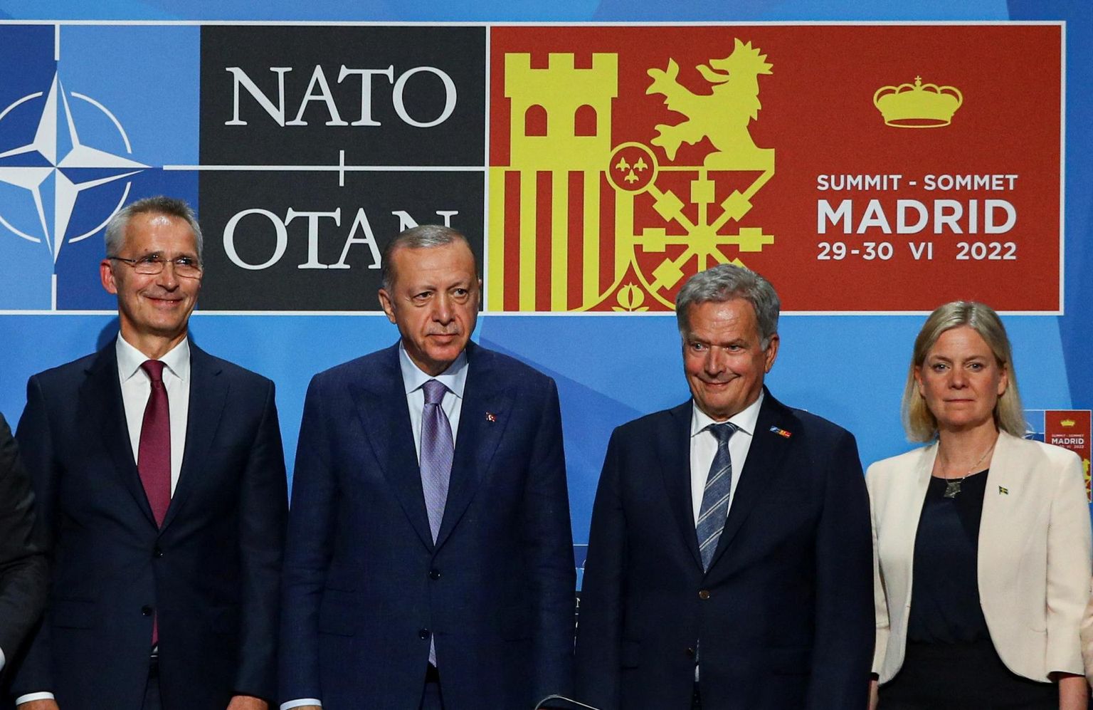 NATO peasekretär Jens Stoltenberg, Türgi president Recep Tayyip Erdoğan, Soome president Sauli Niinistö ja Rootsi peaminister Magdalena Andersson 2022. aastal NATO tippkohtumisel Madridis pärast NATOga liitumise kutse saamise järgset liitumisprotokolli allakirjastamist. 