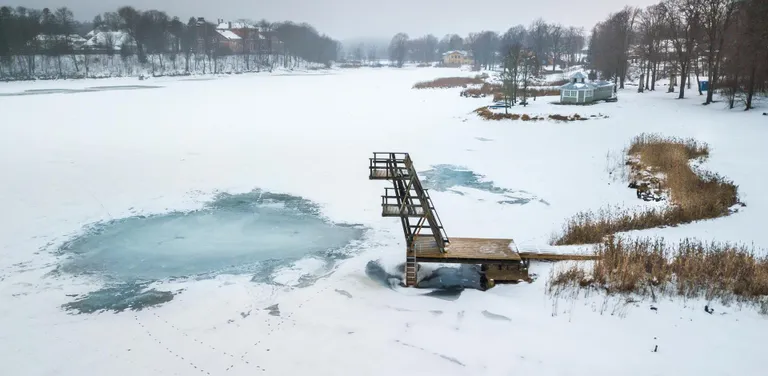 Porkuni järv ja vettehüppetorn. Suvisele populaarsele supluspaigale langeb talvel sulnis rahu.