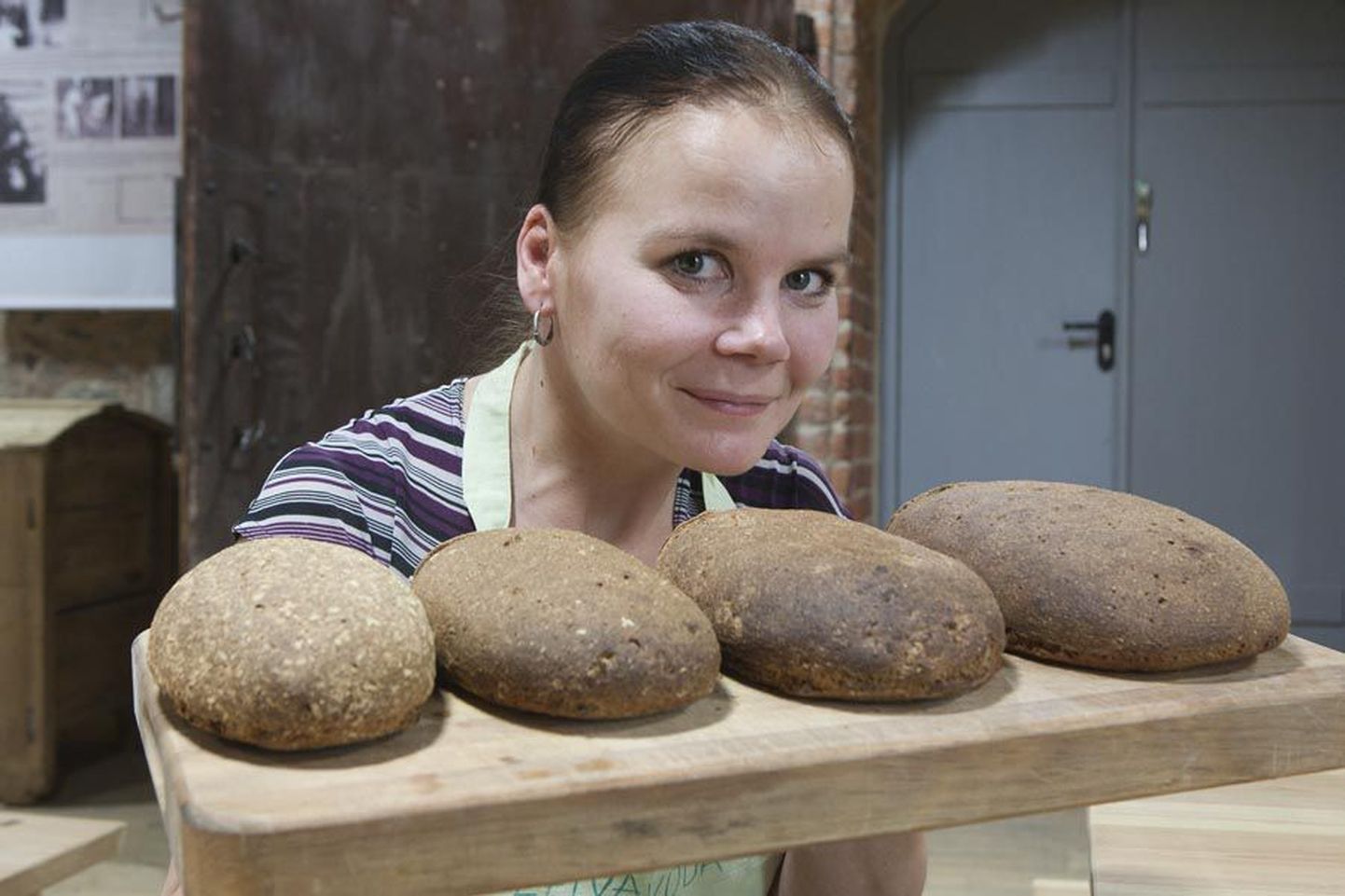 Olustvere leivakoja perenane Eelika Vainola on külastajatele palju rääkinud sellest, millist toitu eestlased näljaajal sõid. Nüüd küpsetas ta esimest korda ise selliseid leibu, mida eestlased 150 aastat tagasi iga päev tarbisid. Kandikul on reas värskelt valminud (vasakult) saepuru-, agana-, kartuli- ja täistera rukkileib.
