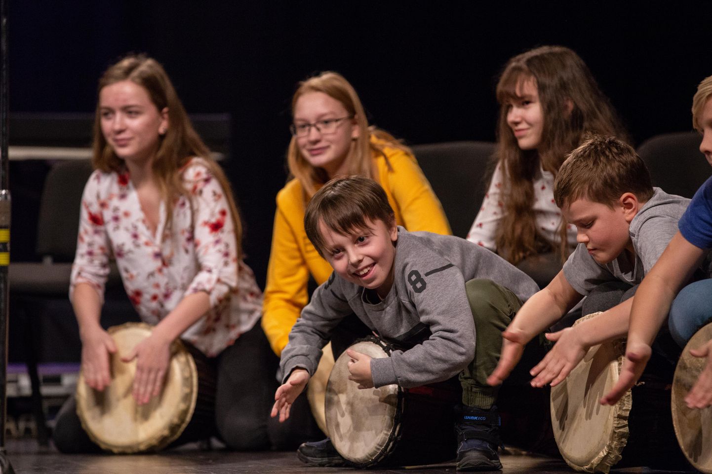 Pärnu kontserdimajas õpetatakse lapsi erinevate pillidega muusikat tegema.