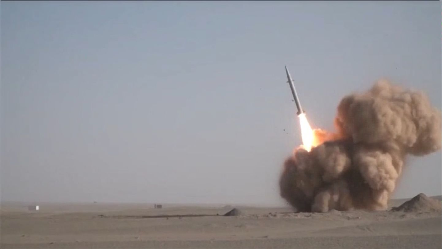 Iraani uue ballistilise raketi Raad-500 katsetus.