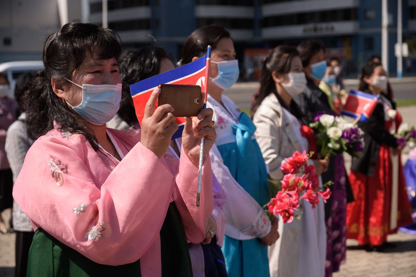 Traditsioonilises rahvariides naine pildistab nutitelefoniga Põhja-Korea Revolutsioonilise Armee paraadi. Kuus inimest kümnest kasutavad Põhja-Koreas praegu mobiiltelefoni. Pilt on illustreeriv.