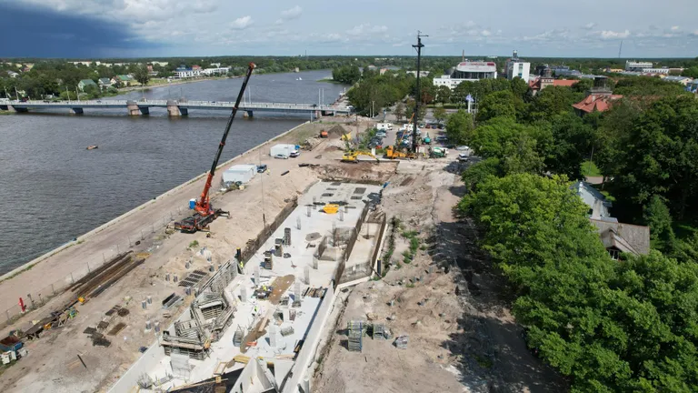 Pärnu jõe vasakkaldale kerkiv kinnisvaraarendus sai tugisambad.