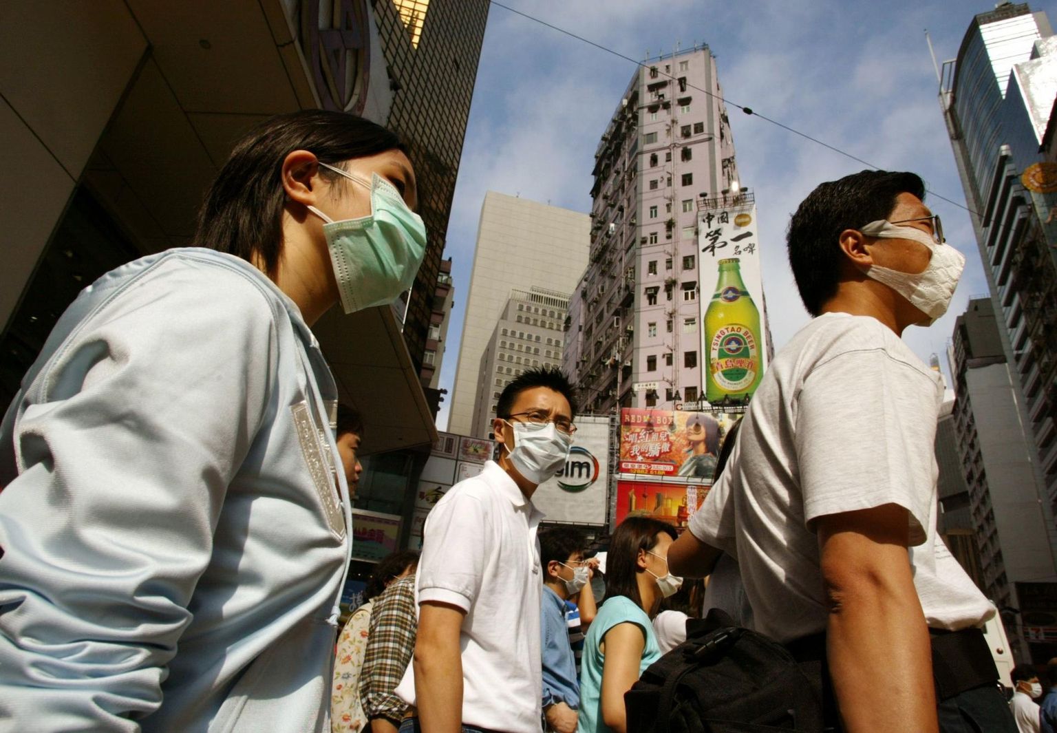SARSi-hirmus näomaske kandvad ostlejad Hongkongis 2003. aastal.