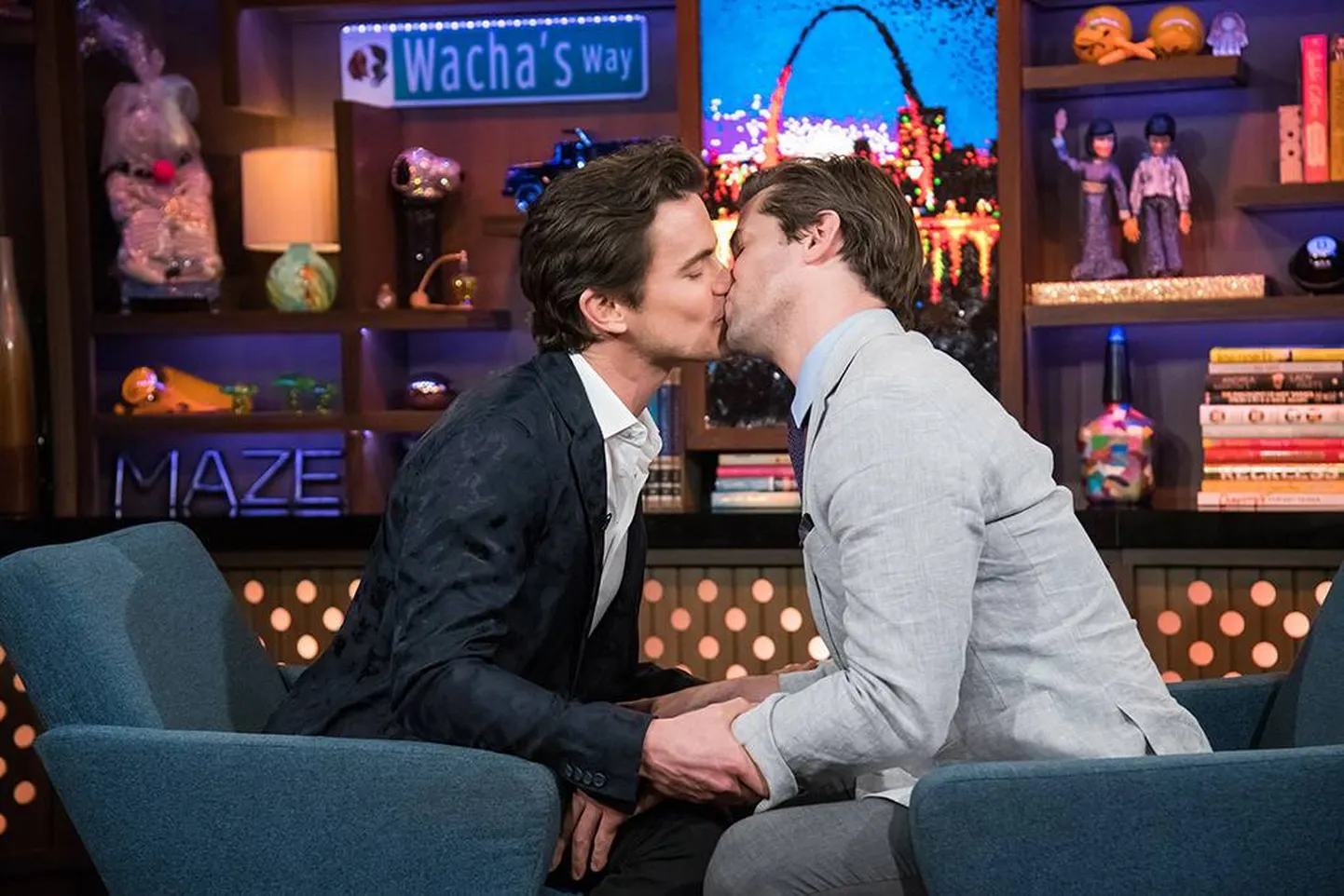 Bomer ja Rannells suudlemas.