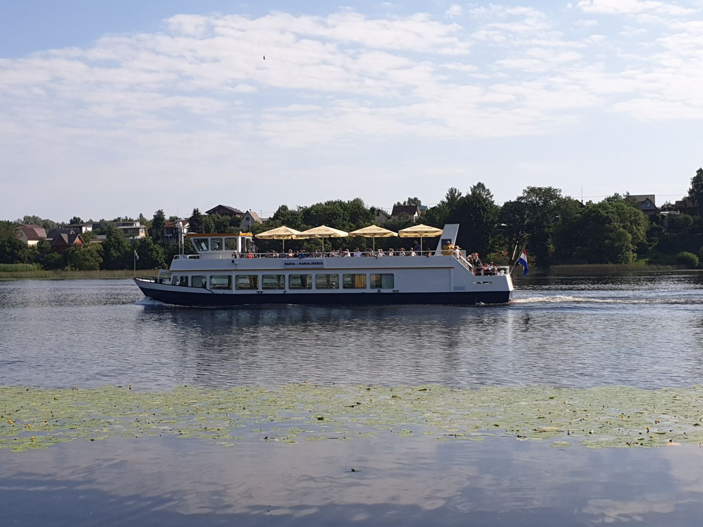 Jõelaev Catharina kurseerib piiriveekoguks oleval Narva jõel Narva linna ja Narva-Jõesuu vahel