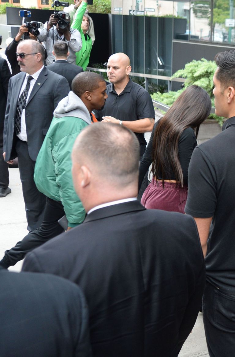 Kim Kardashian saabus autokolonni saatel oma New Yorgi korterisse