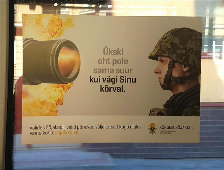 Tallinna bussis pildistatud reklaamplakat.