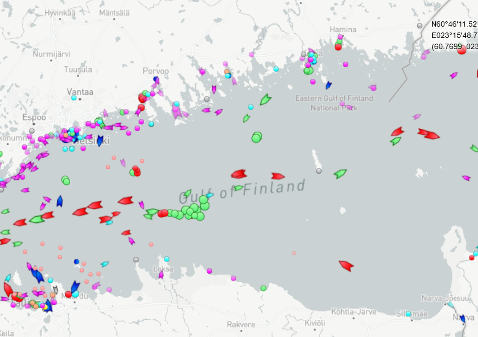 Loksa ja Käsmu lähistel Soome lahel seisab endiselt suur hulk Venemaale pääsemist ootavaid laevu. Tankerid on skeemil tähistatud punasega, muud kaubalaevad rohelisega.