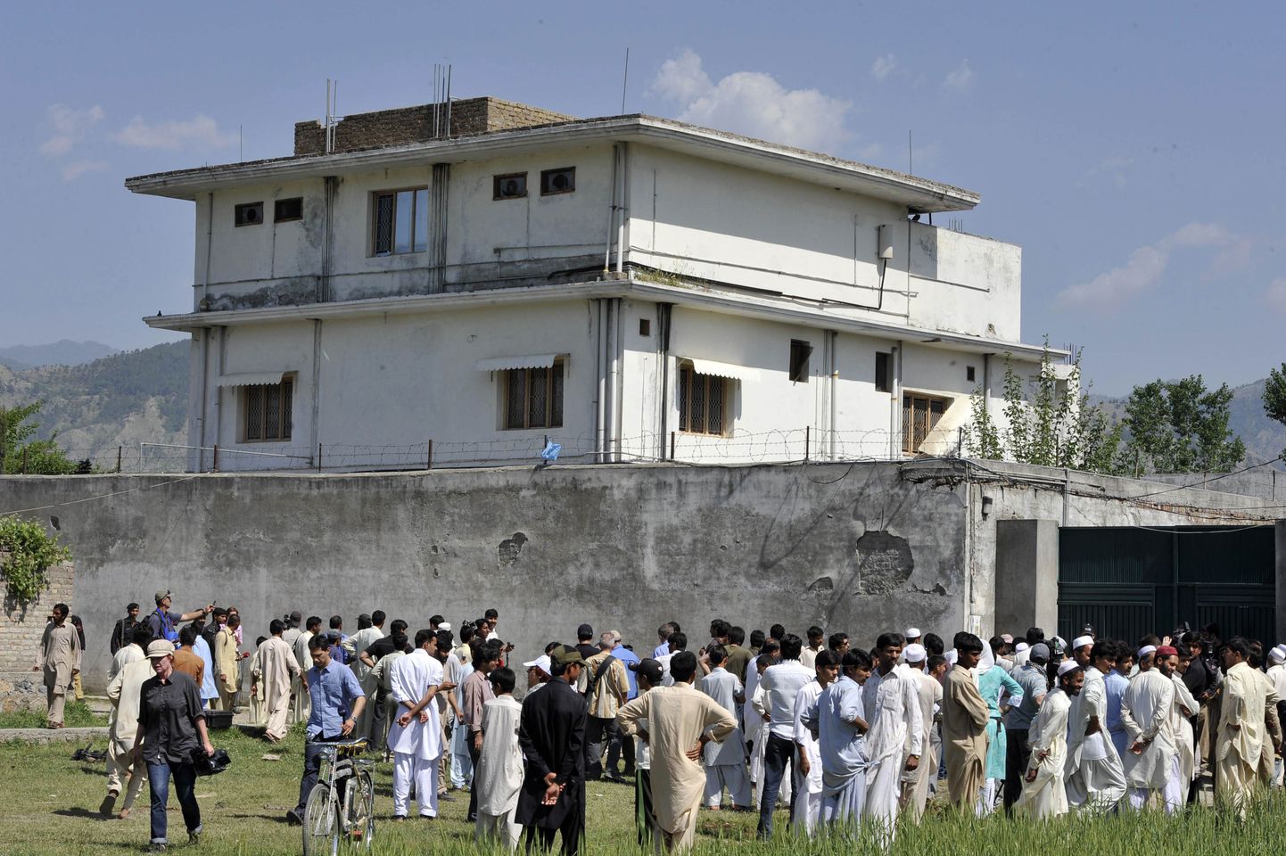 Meedia esindajad ja pakistanlased Al-Qaeda juhi Osama bin Ladeni Abottabadi maja juures
