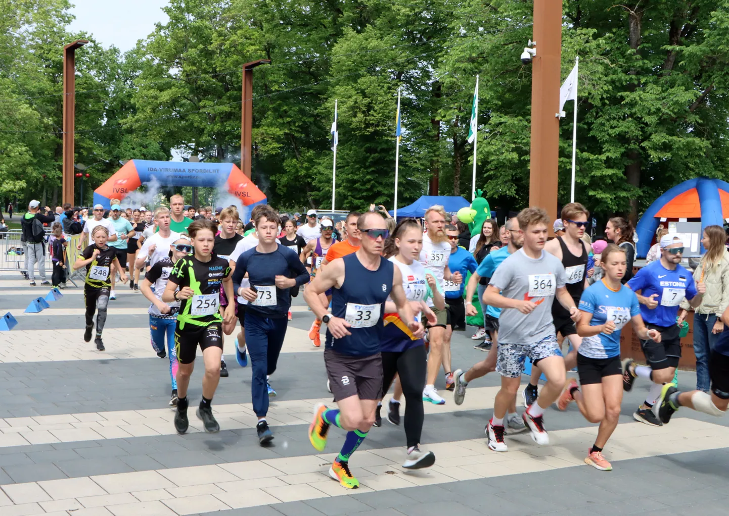 Viru vangla poolt korraldatud rahvajooks Jõhvis trotsis tuult.