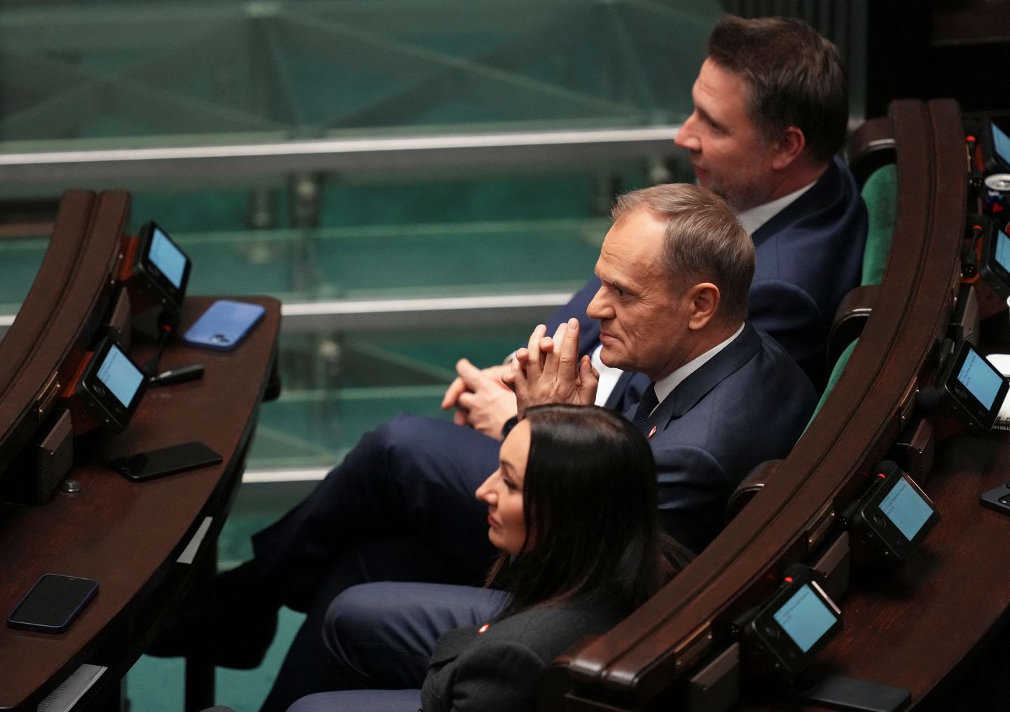 Kodanikekoalitsioon liider, Poola ekspeaminister ja Euroopa Ülemkogu endine alaline eesistuja Donald Tusk kuulab pärast hääletust, kui opositsioonilisse allianssi kuuluv parlamendiliige Bory Budka esitab tema kandidatuuri peaministriks.