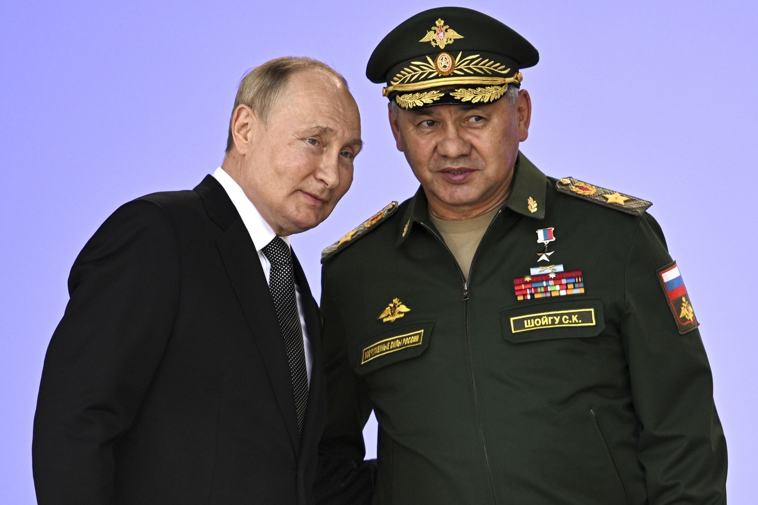 Vene president Vladimir Putin (vasakul) ja Vene kaitseminister Sergei Šoigu (paremal).