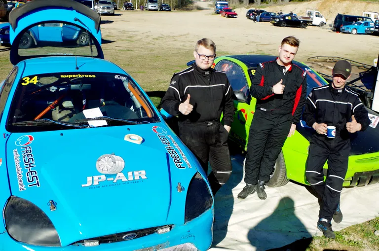 Autosportlased Rainis Tiri (vasakul), Kevin Allik ja Rainer Tiri Raassilla krossirajal