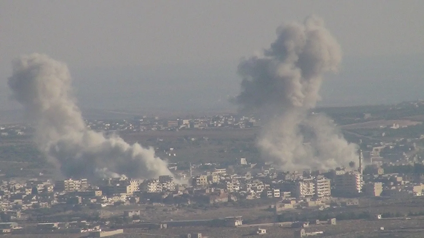 Õhurünnakule järgnenud suitsupilved Marat al-Numanis.