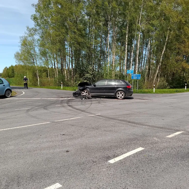 Kallemäe kooli juures oleval ristmikul toimunud avariipaika laekunud päästjad reguleerisid liiklust ja likvideerisid õnnetuse tagajärgi.