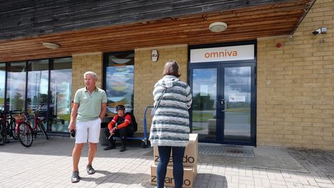 Omniva lühendas postkontori lahtiolekuaegu, nüüd ulatub järjekord uksest välja