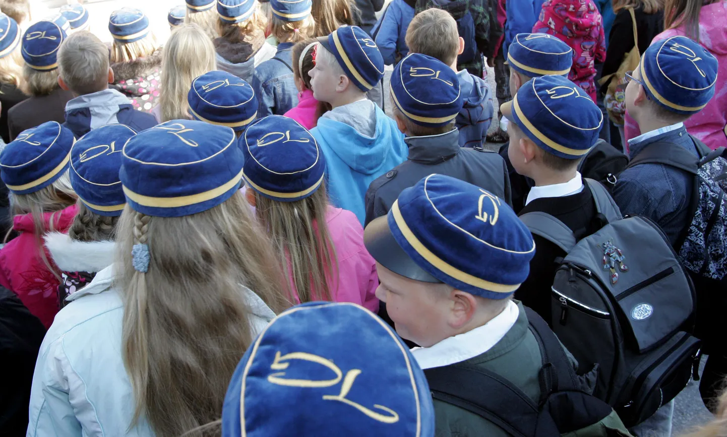 Paljud õpilased peavad juba esimesel kooliaastal kodus õpiülesandeid lahendama hakkama.