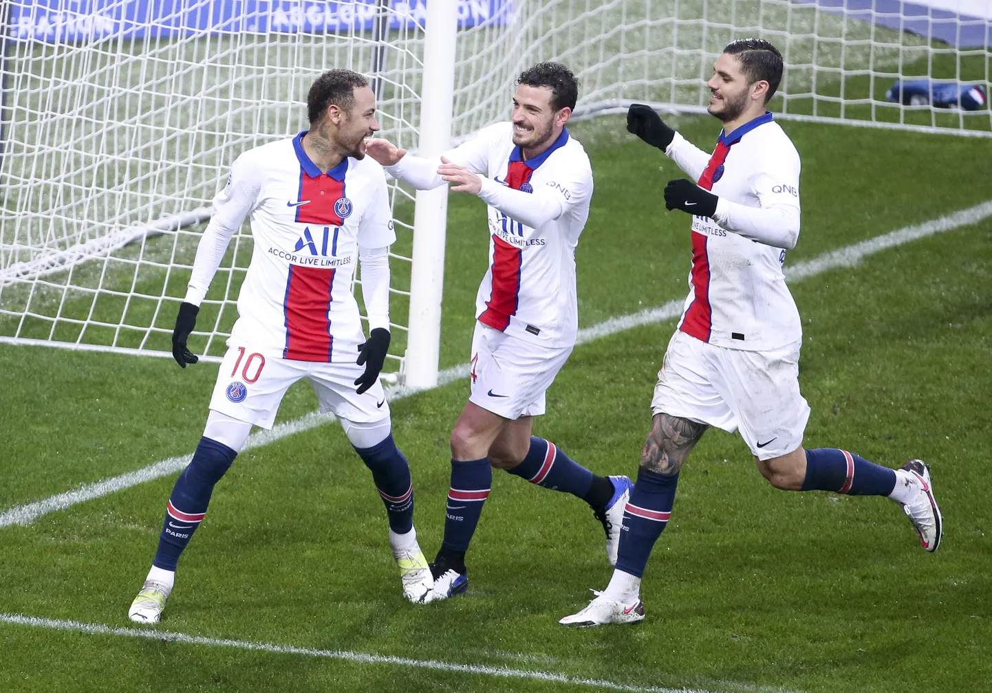 Sellel ajal, kui Mauro Icardi (paremal) tähistas koos Neymari (vasakul) ja Alessandro Florenziga tiimi väravat, tegid pikanäpumehed tema kodus puhta töö.