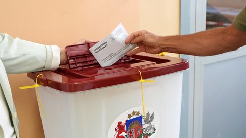 Vīrieti soda par nobalsošanu citas personas vietā šogad notikušajās pašvaldību vēlēšanās