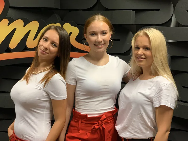 Ansambel Little Mess raadio Elmar LIVE-stuudios. Vasakult: Viktoria Koljagina, Johanna-Elise Kabel, Karmel Üksvärav.