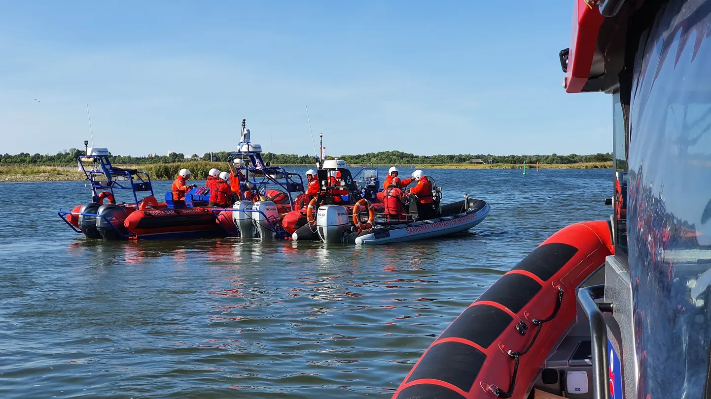 Saaremaa Vabatahtliku Merepääste Seltsi laevastik ringreisil ümber Saaremaa
