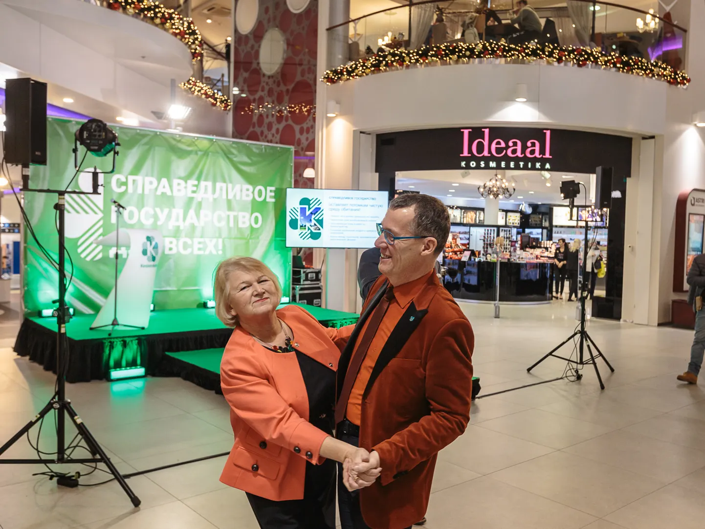 Eelolevatel valimistel riigikogusse kandideerivad keskerakondlased Eevi Paasmäe ja Tarmo Tammiste lõid eile tantsu Narva kaubanduskeskuses. Et Keskerakonna juhatus pidas samal ajal Tallinnas kriisikoosolekult, ei saanud peaminister Jüri Ratas nendega liituda, nagu oli algselt plaanitud. ILJA SMIRNOV