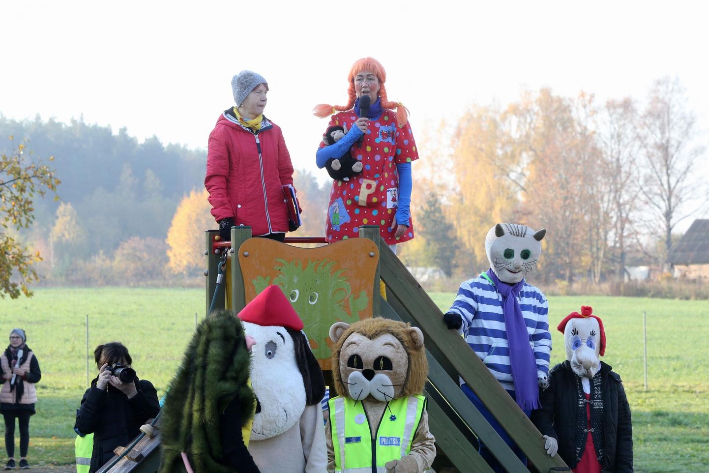 Ronimisredeli tipus seisavad Nõo valla tervisemeeskonna liige Ene Mölter ja Tartumaa tervist edendavate lasteaedade koordinaator Pilvi Luhaste, tema kannab Pipi kostüümi.