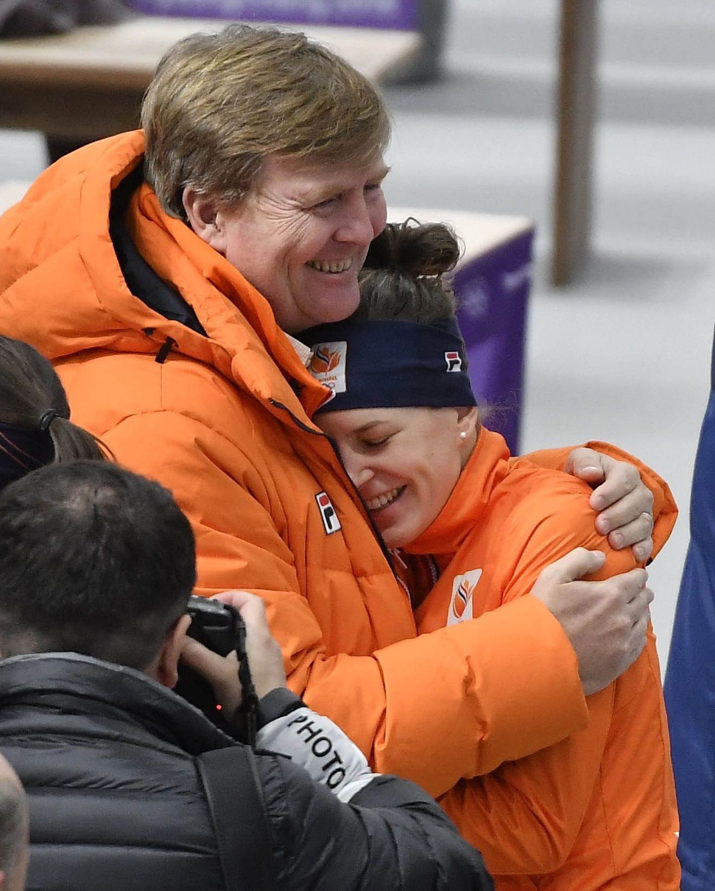 Hollandi kuningas Willem-Alexander kallistab riigi esimest viiekordset olümpiavõitjat Ireen Wüsti.