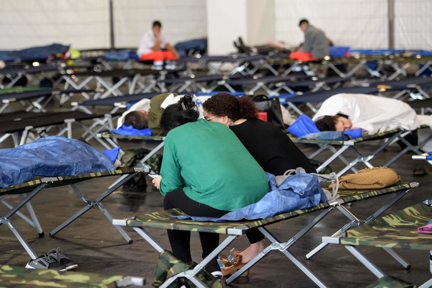 Frankfurdi elanikud ajutises varjupaigas. Oma koju ei saanud nad naasta.